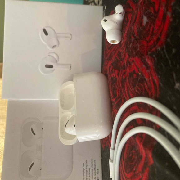 Apple AirPods, Pro 1st generation - Picture 2 of 3